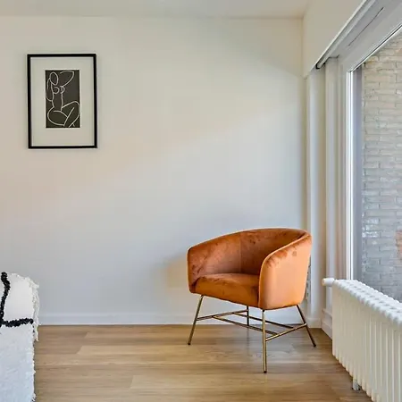 Anny's - Spacious In Center *